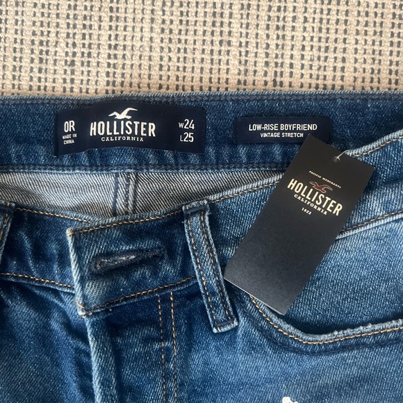 Hollister Boyfriend Distressed Floral Embroidered Cropped Jeans - Picture 2 of 10